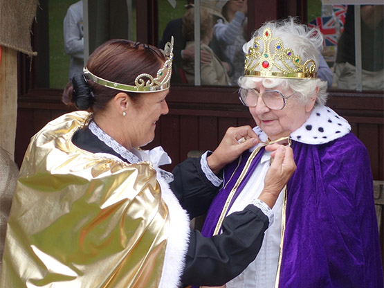 queen mother being crowned in 2015